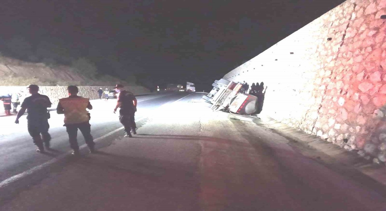 Kütahyada asit yüklü tanker devrildi: 1 yaralı