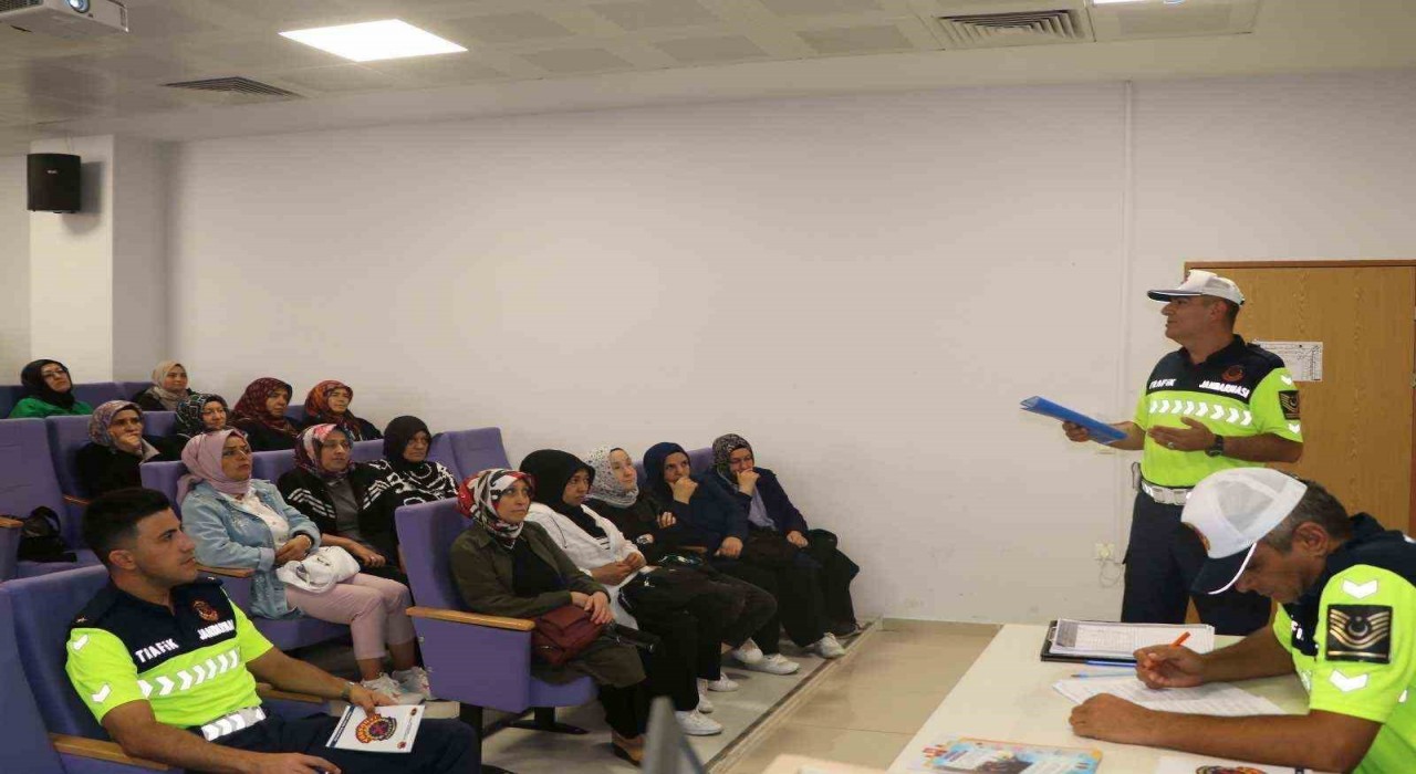 Kütahyada jandarmadan 71 okul servis şoförü ve rehber personele eğitim