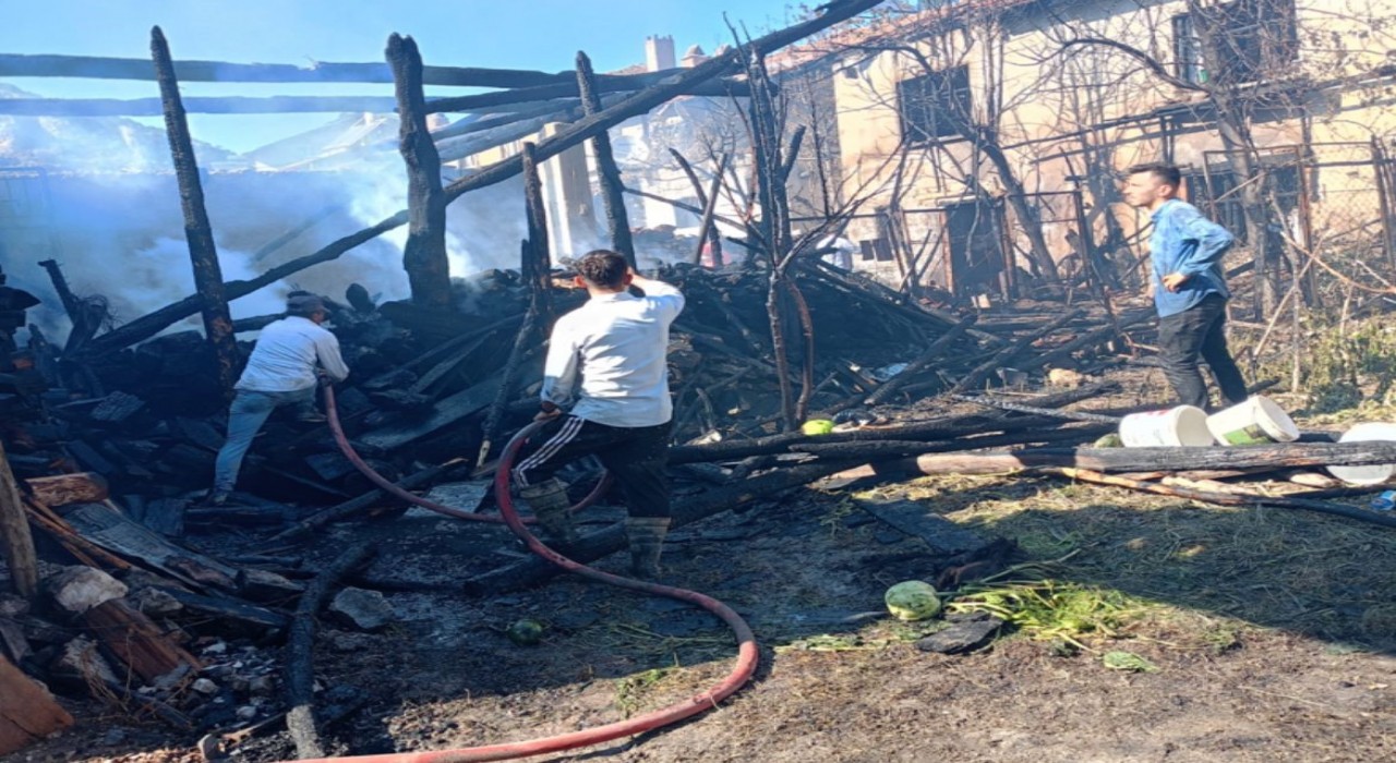 Kütahyada otomobil patladı, çıkan yangında 3 ev kül oldu