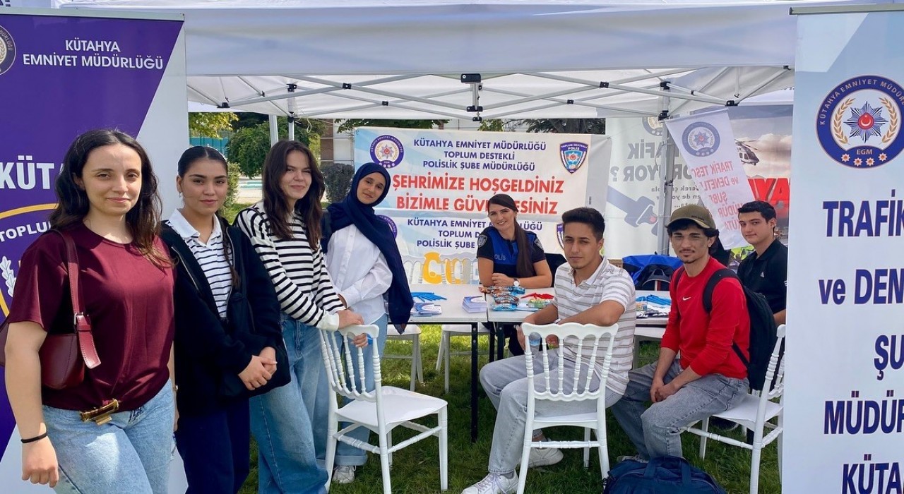 Kütahyada üniversite öğrencilerine bilgilendirme standı