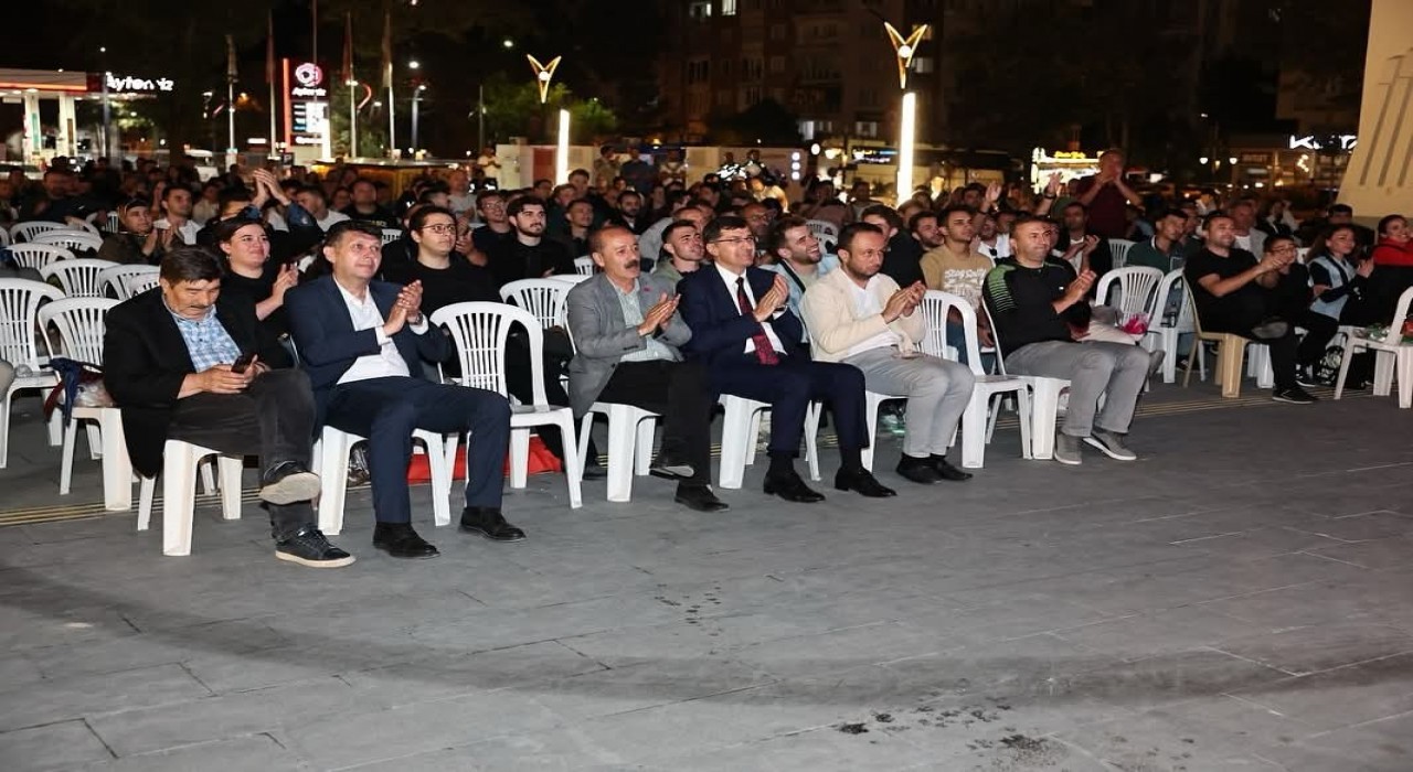 Kütahyada yarı final heyecanı dev ekranda yaşandı