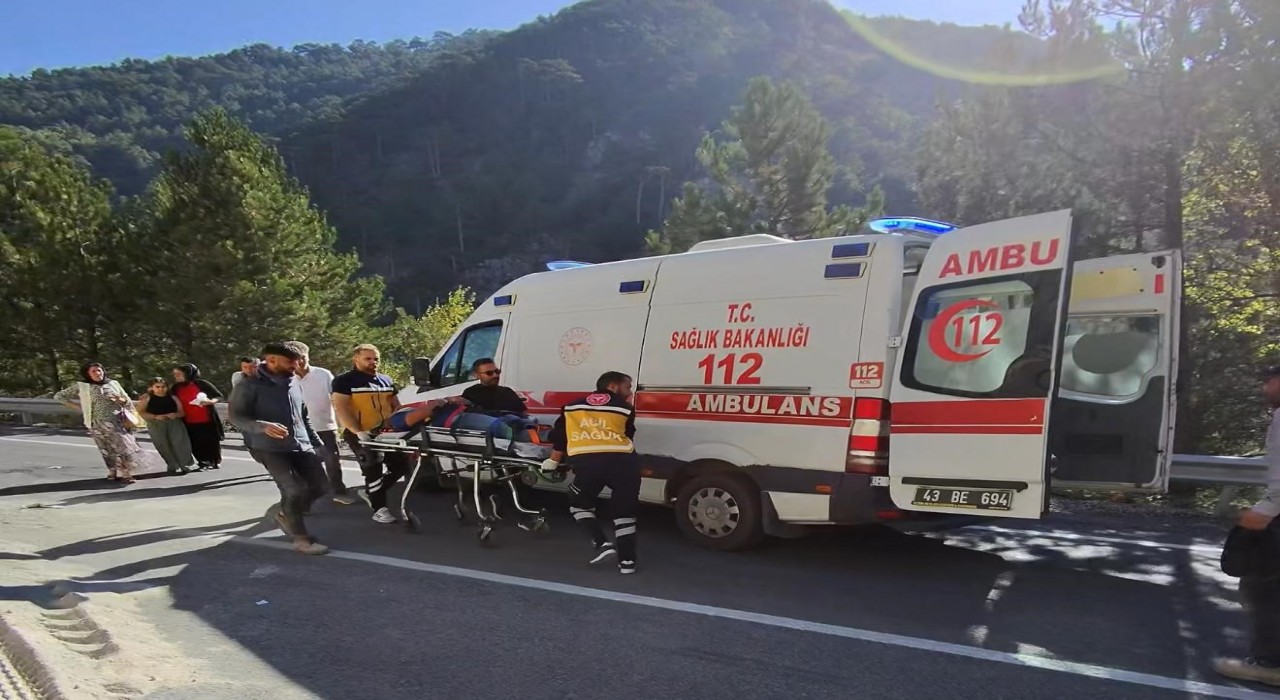 Kütahyada yol çalışmasındaki işçiye otomobil çarptı