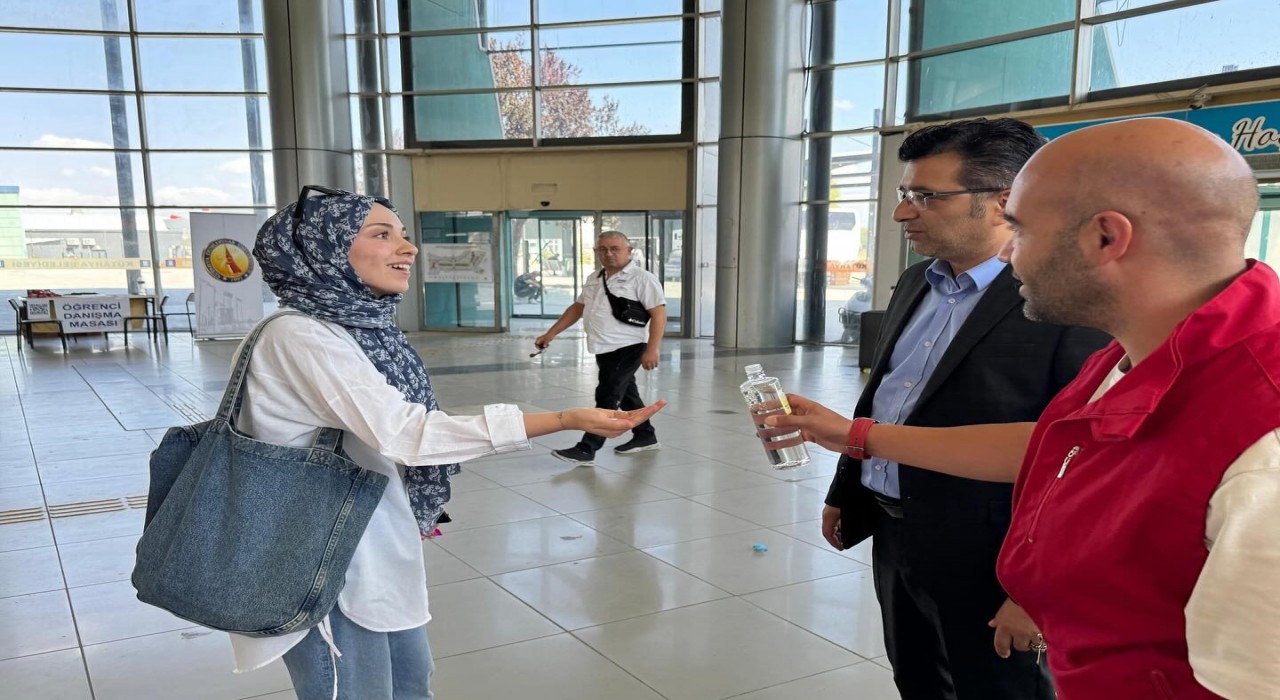 Kütahyaya gelen üniversite öğrencilerine otogarda sıcak karşılama