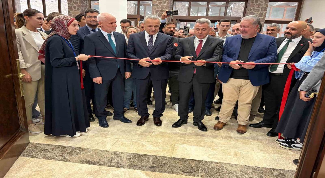 Kutsal emanetler İzmirde ziyarete açıldı