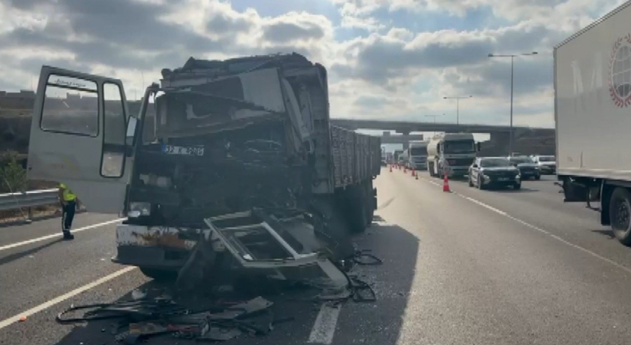Kuzey Marmara Otoyolunda kamyon tıra çarptı: 1 yaralı