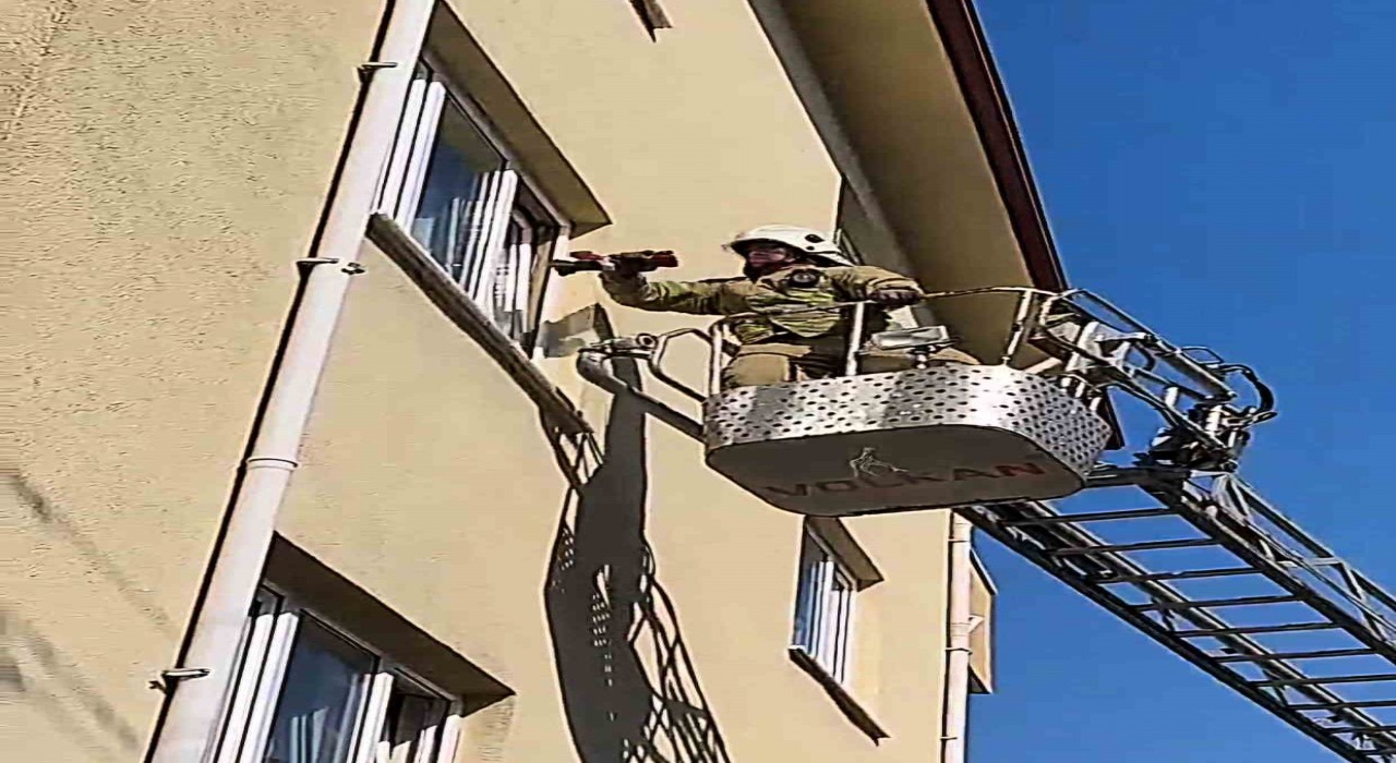 Lavaboda felaşan şahıs, evin camı kırılarak kurtarıldı