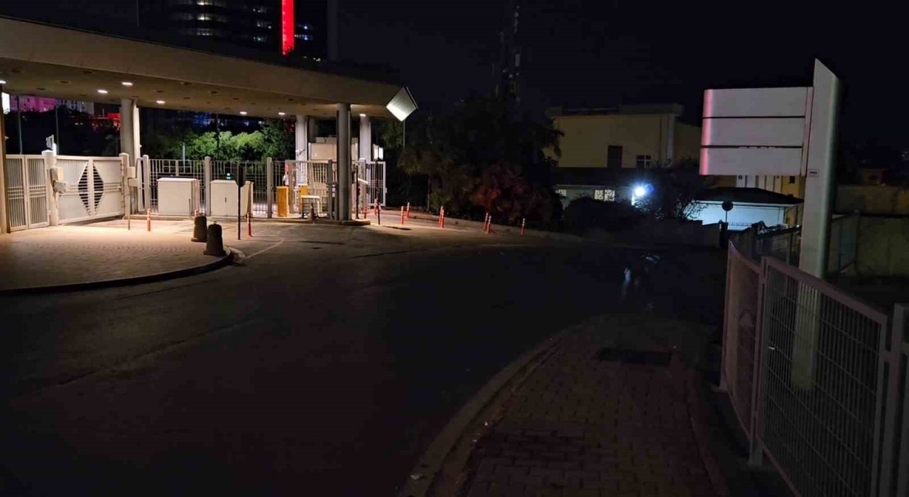 Leventte özel banka güvenlik görevlisi 2 arkadaşını kazayla vurdu: 2 yaralı