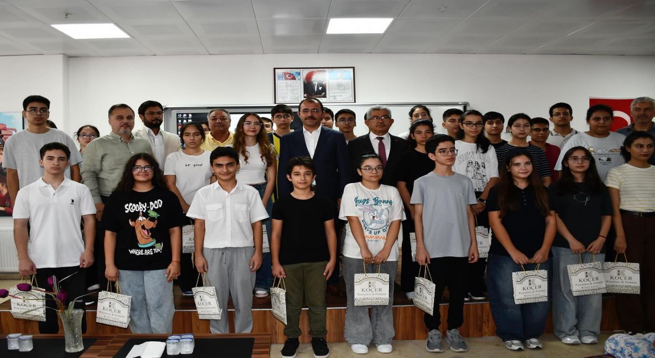 LGS ve YKS’de derece yapan öğrencilere altınla ödüllendirildi