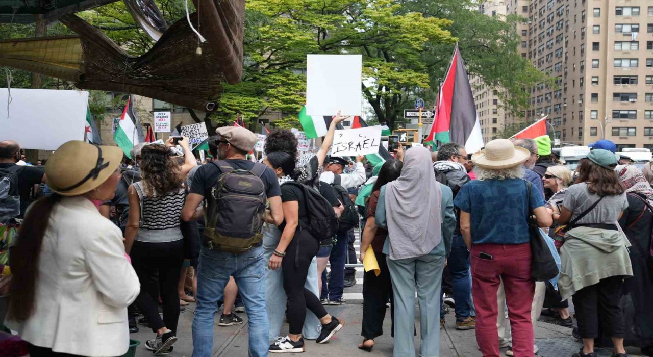 Liderler BMde hitap ederken BM çevresinde Filistin protestosu