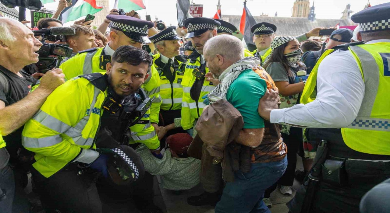 Londrada düzenlenen Filistine destek gösterisinde 890 kişi gözaltına alındı