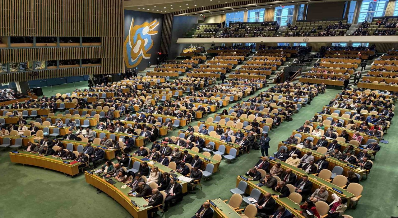 Macronun Filistini devlet olarak tanımasının ardından BM salonunda alkışlar yükseldi