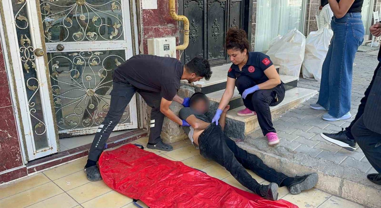 Madde bağımlısı kaldırıma yığılıp kaldı