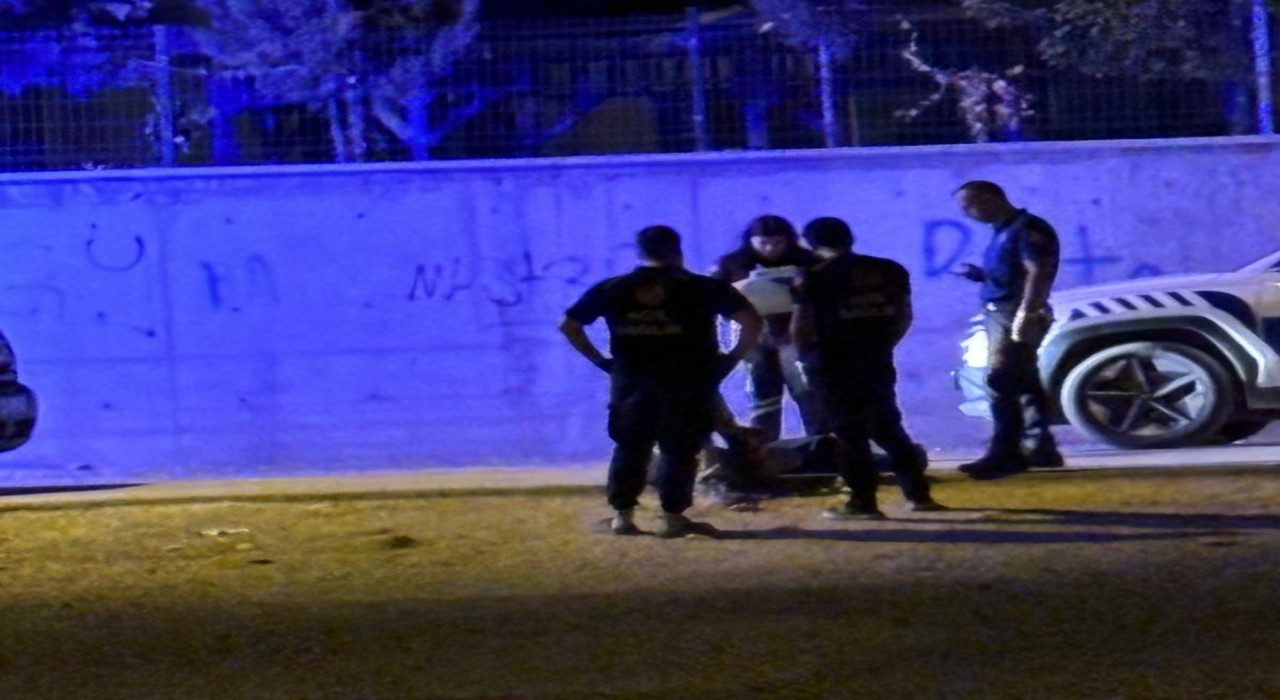 Madde bağımlısı sokak ortasına yığılıp kaldı