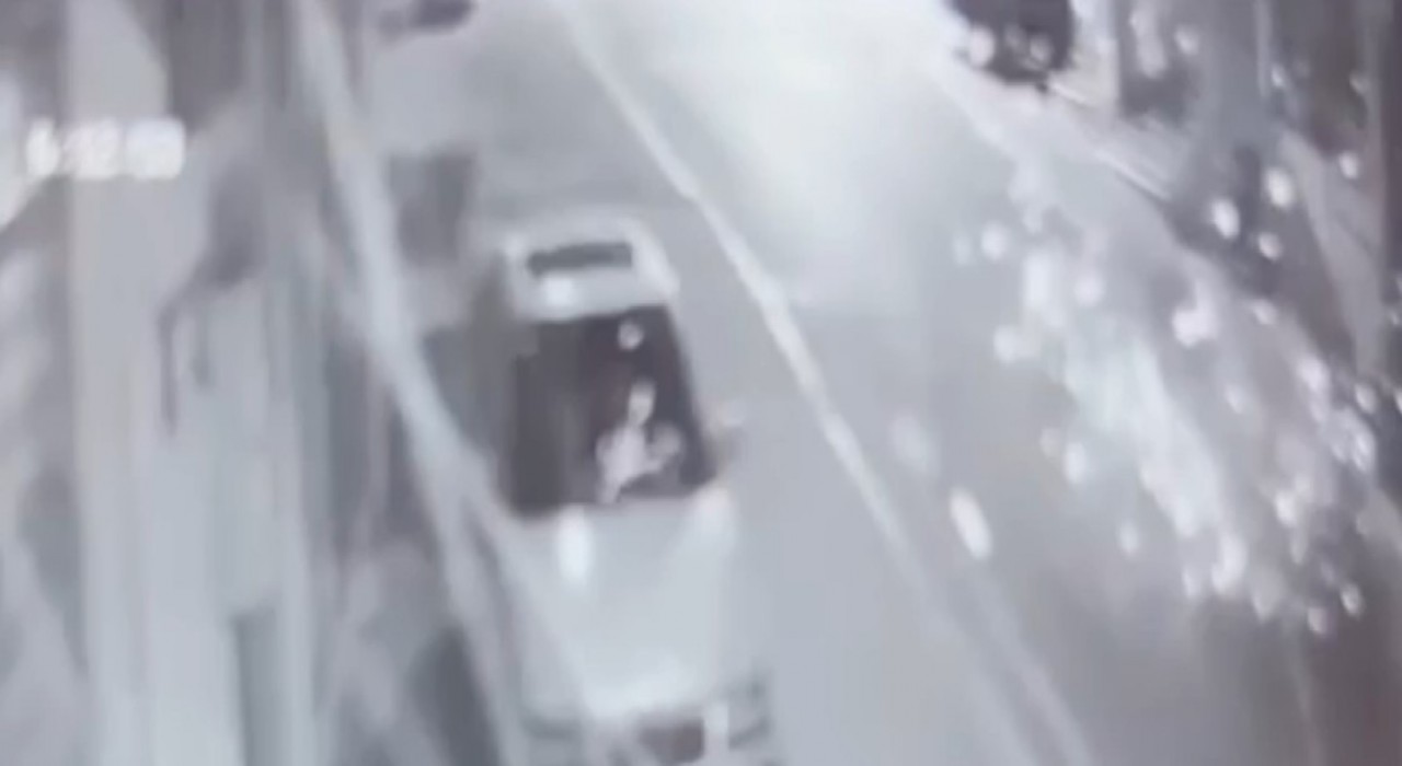 Mahalleyi ayağa kaldıran patlama: Elindekini atıp kaçtı