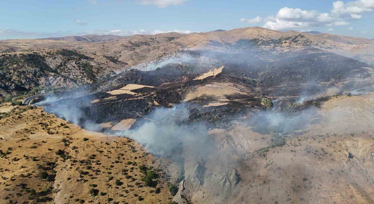 Makilik alanda çıkan yangın rüzgarın etkisiyle büyüdü, ekiplerin müdahalesi sürüyor