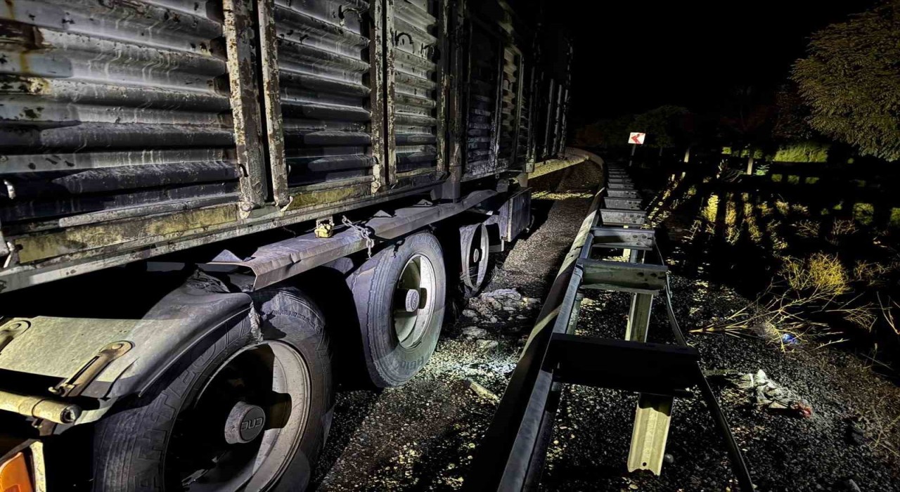 Malatya-Adıyaman karayolunda çekici alev aldı