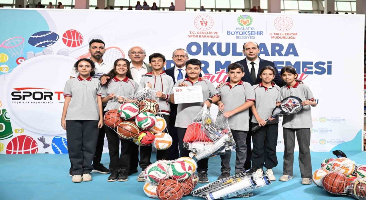 Malatya Büyükşehirden okullara spor malzemesi desteği