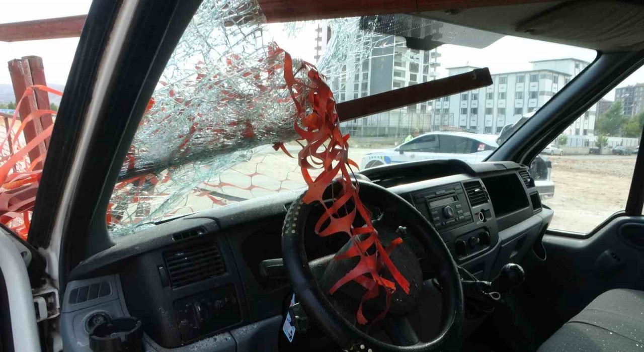 Malatyada feci kaza: Demir korkuluk sürücünün kafasına saplandı