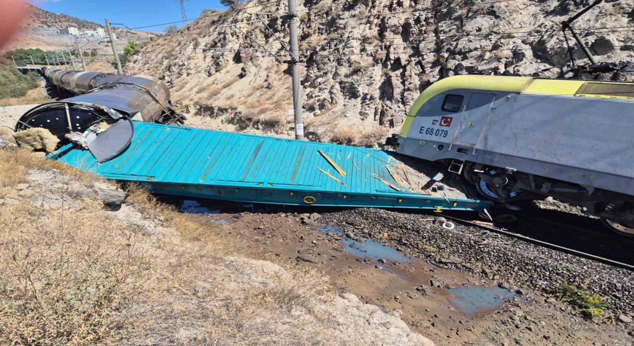 Malatyada iki yük treni kafa kafaya çarpıştı: 1 yaralı