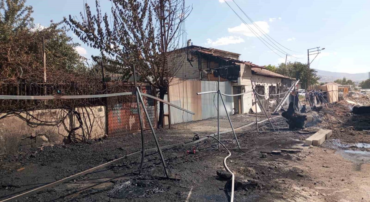 Malatyada inşaat şantiyesinde çıkan yangın evlere sıçradı