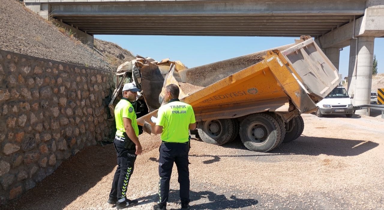 Malatyada kontrolden çıkan hafriyat kamyonu istinat duvarına çarptı: 1 ölü