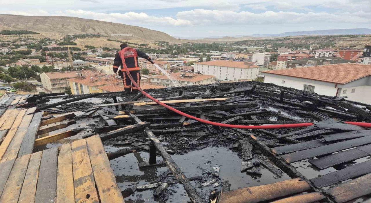 Malatyada korkutan çatı yangını