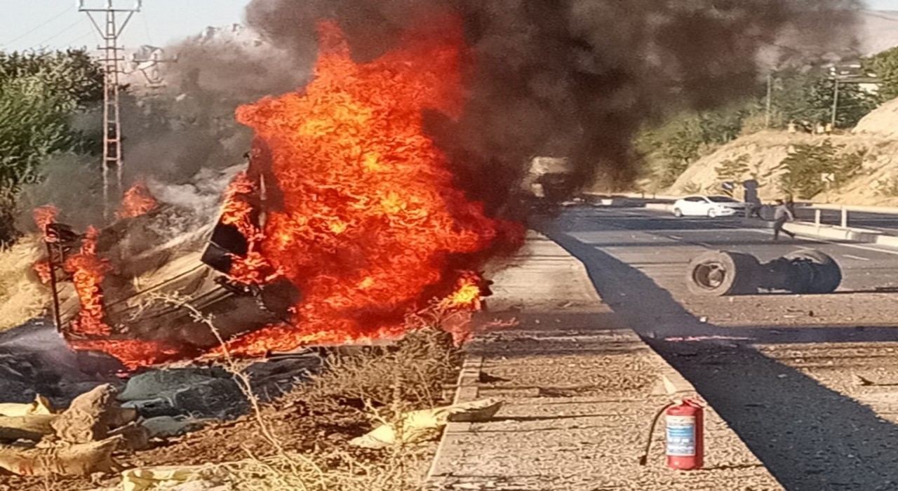 Malatyada otobüs ile çarpışan tır devrilip alev alev yandı: 1 yaralı