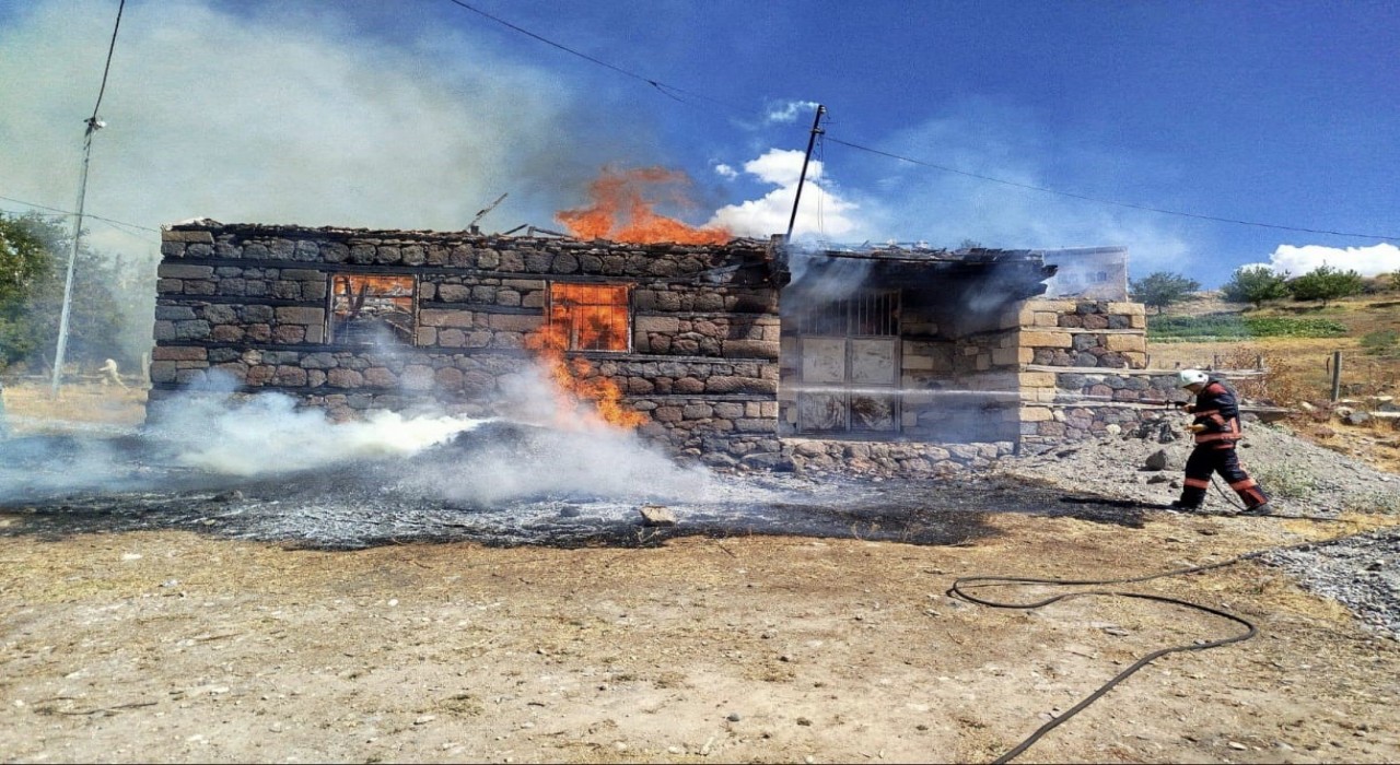 Malatyada samanlık yangınında 6 ton saman kül oldu
