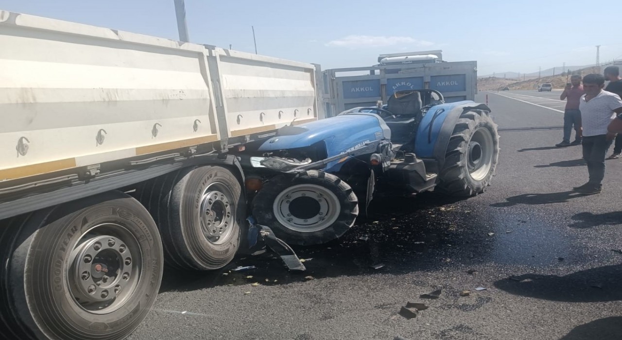 Malatyada tır ile çarpışan traktörün sürücüsü yaralandı