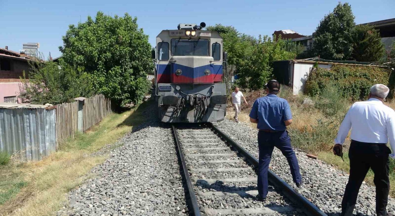 Malatyada yük treni yayaya çarptı: 1 ağır yaralı