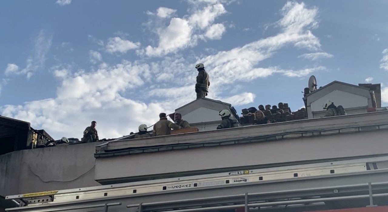 Maltepede 3 katlı binanın çatı katı alev alev yandı