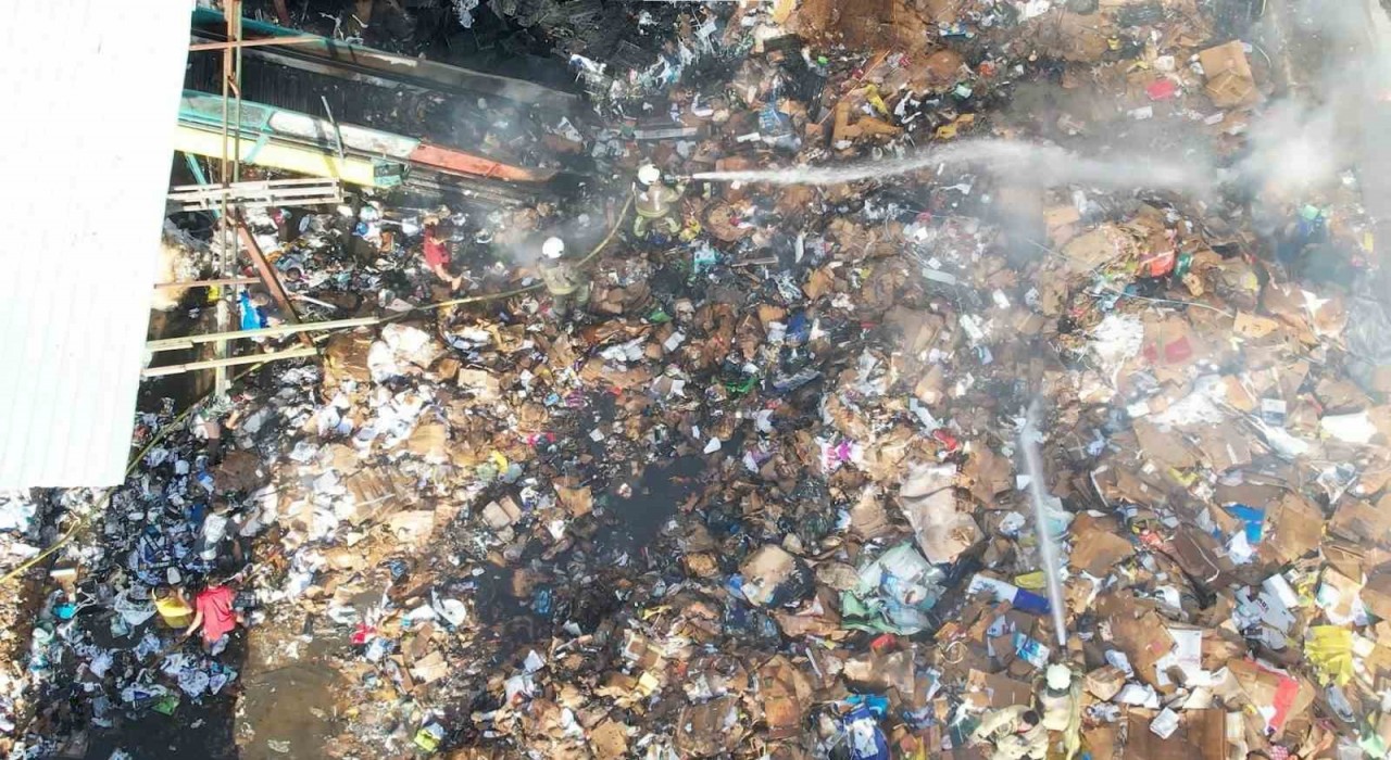 Maltepede geri dönüşüm tesisinde yangın