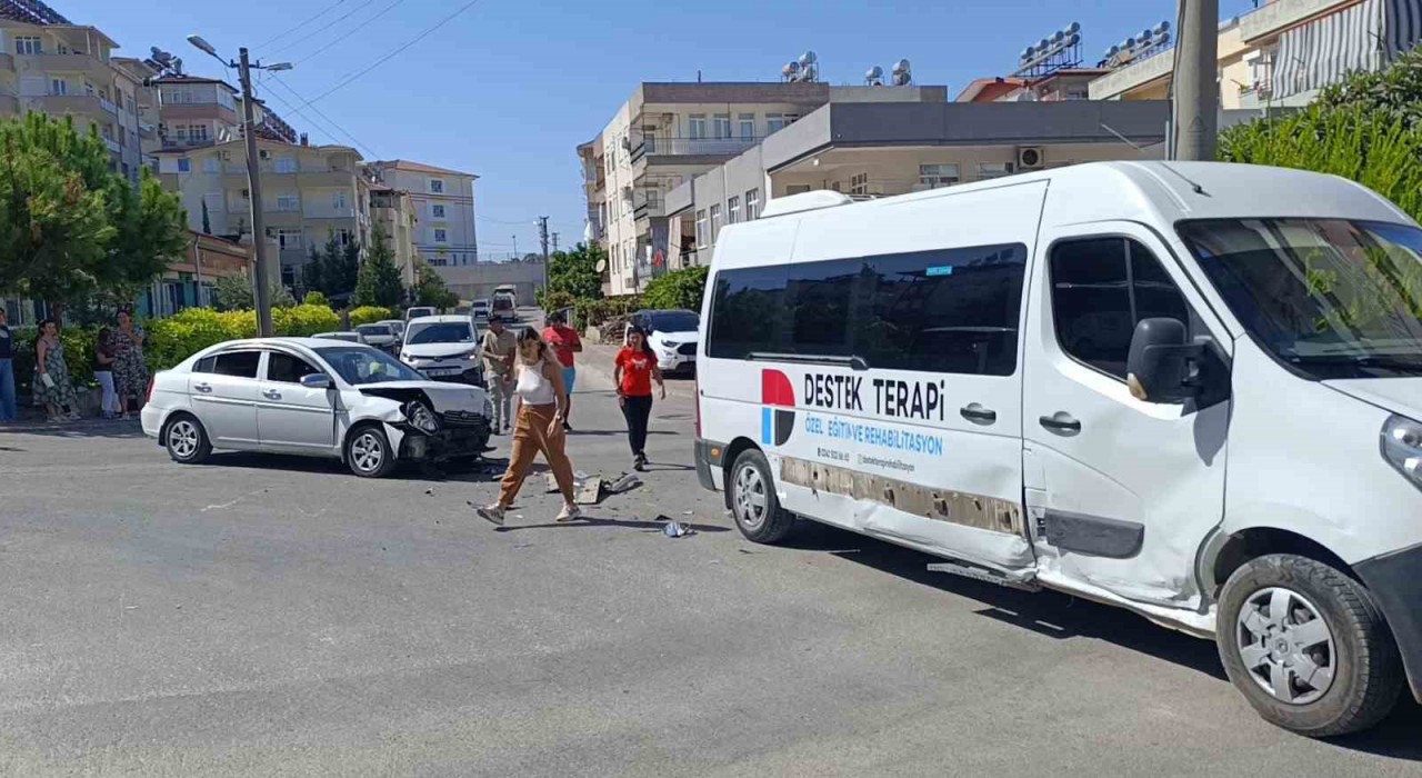 Manavgatta okul servisi ile otomobil çarpıştı: 2 yaralı