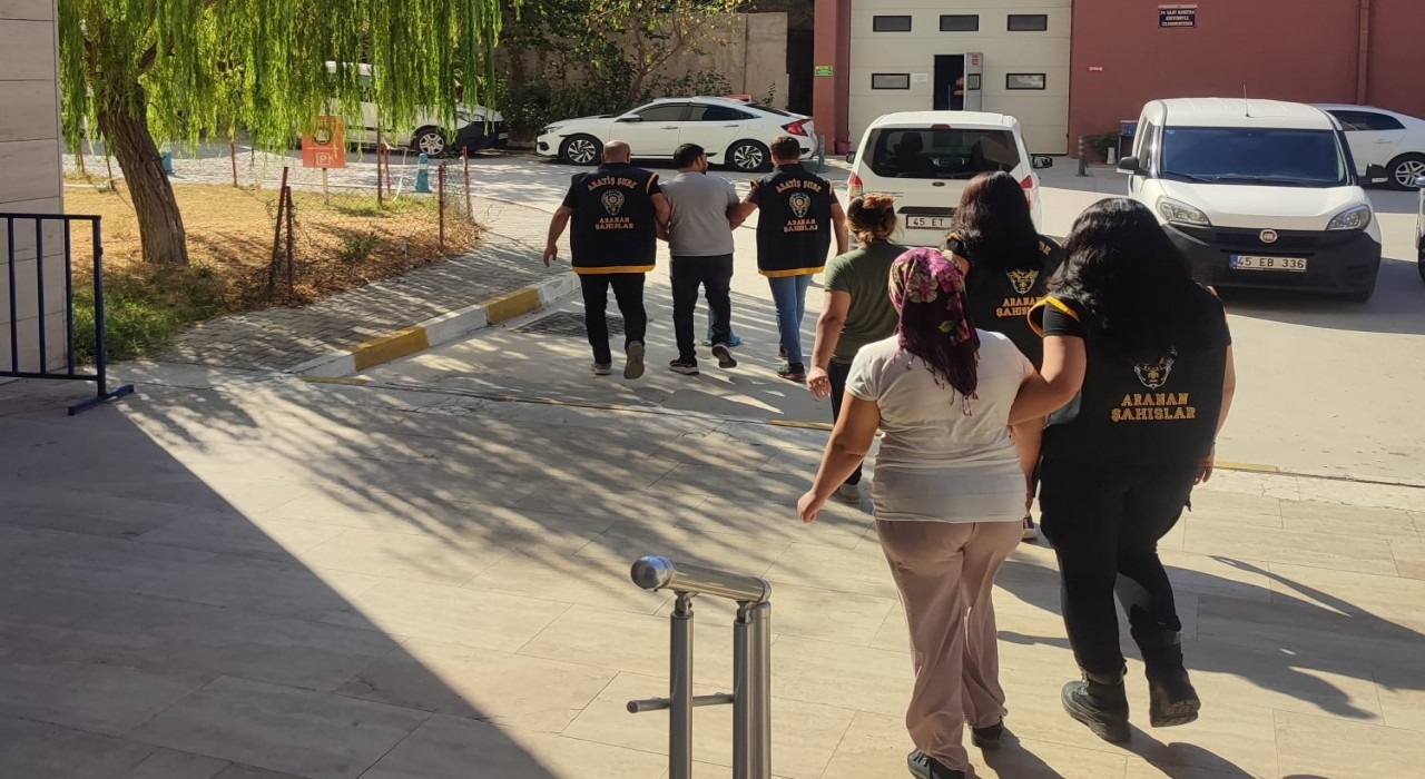 Manisada 3 firari şahıs aynı evde yakalandı