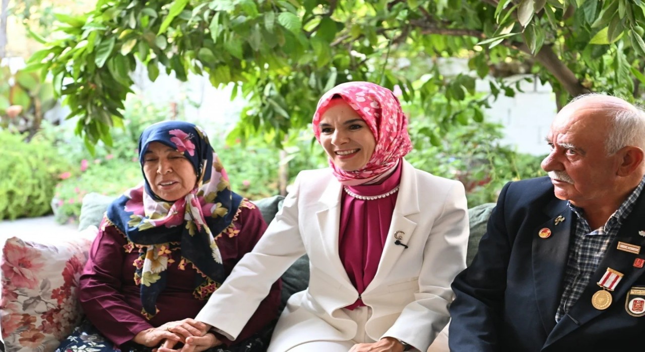 Manisada 48 yıllık evli çifte Bakan Göktaştan tebrik