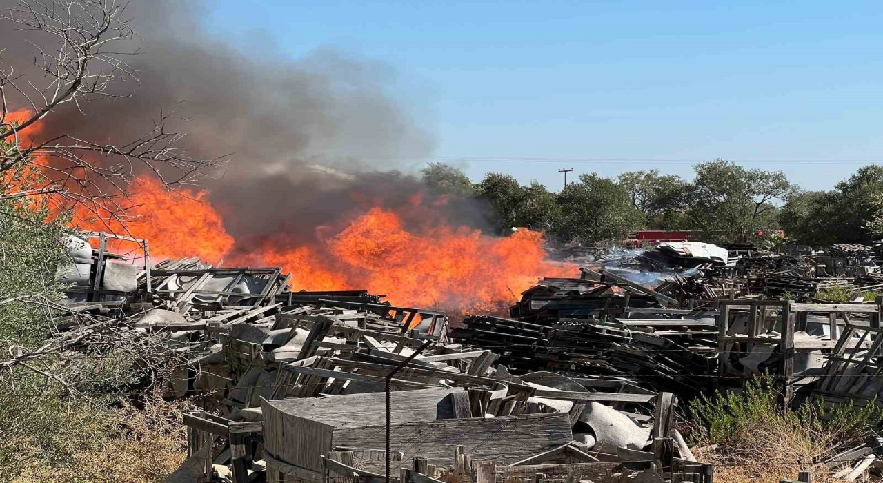 Manisada ahşap palet fabrikasında yangın