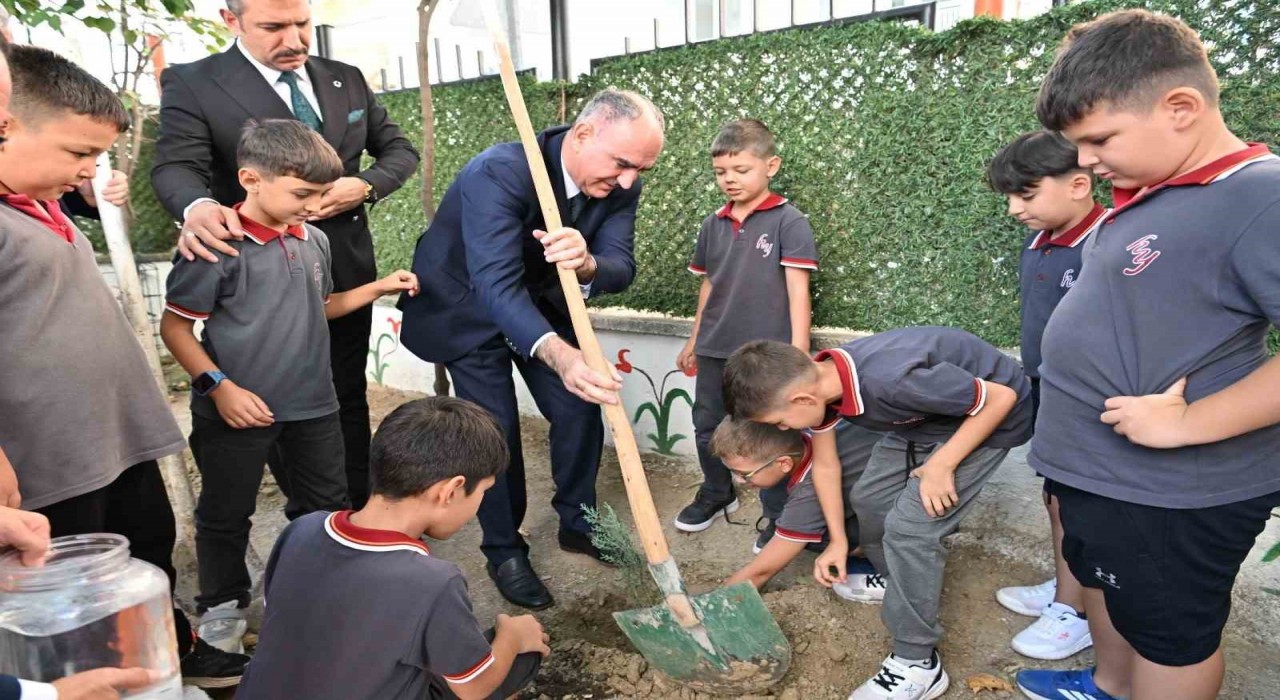 Manisada eğitim yılı fidan dikimiyle başladı