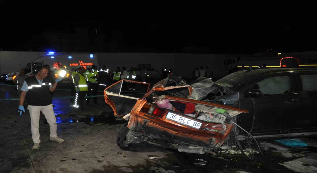 Manisada feci kazada otomobil ikiye bölündü: 1i çocuk 5 ölü, 6 yaralı