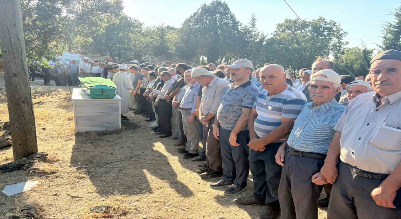 Manisadaki kazada hayatını kaybeden genç adam toprağa verildi
