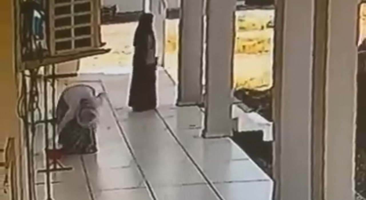 Mardinde 3 kadının hırsızlık girişimi kameraya yansıdı