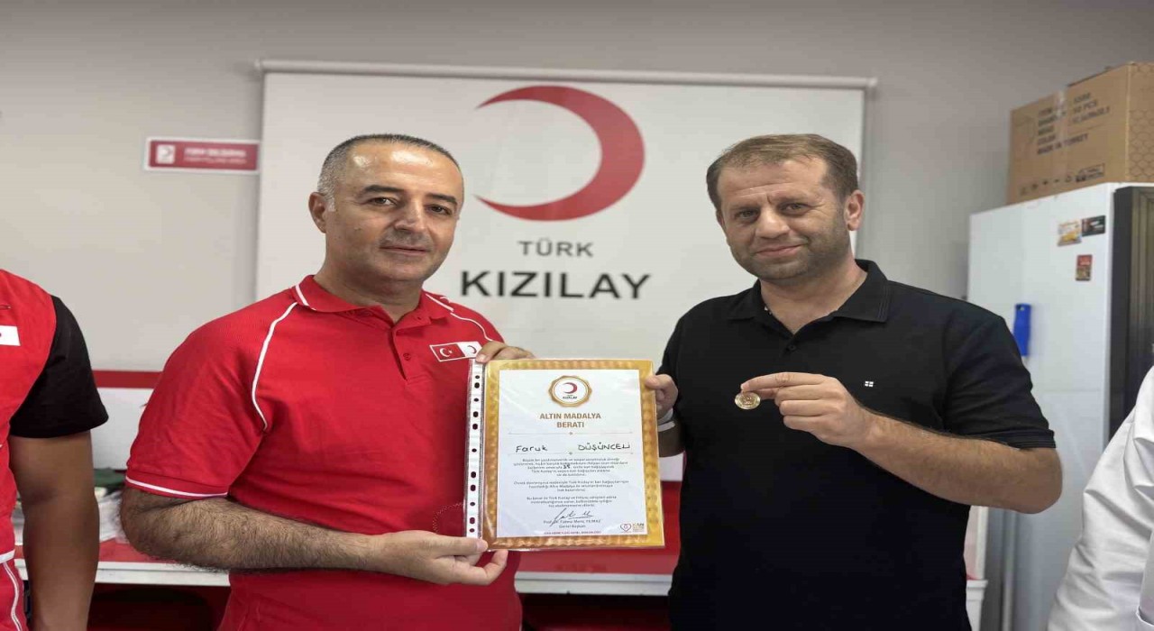 Mardinde 40. kez kan bağışı yapan gönüllüye madalya verildi