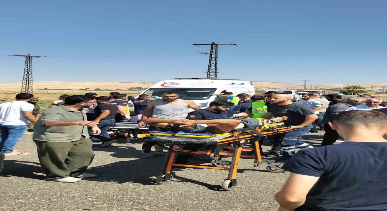 Mardinde hafif ticari araç ile motosiklet çarpıştı: 4 yaralı