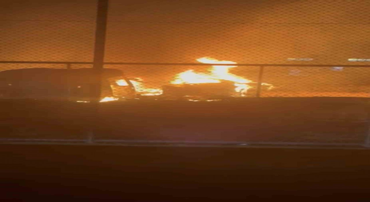 Mardinde hurda araç deposunda çıkan yangın söndürüldü