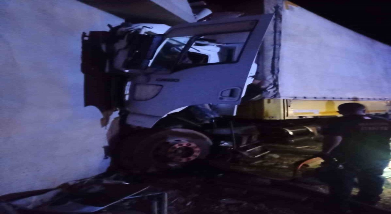 Mardinde kontrolden çıkan tır eve daldı: 1 ağır yaralı