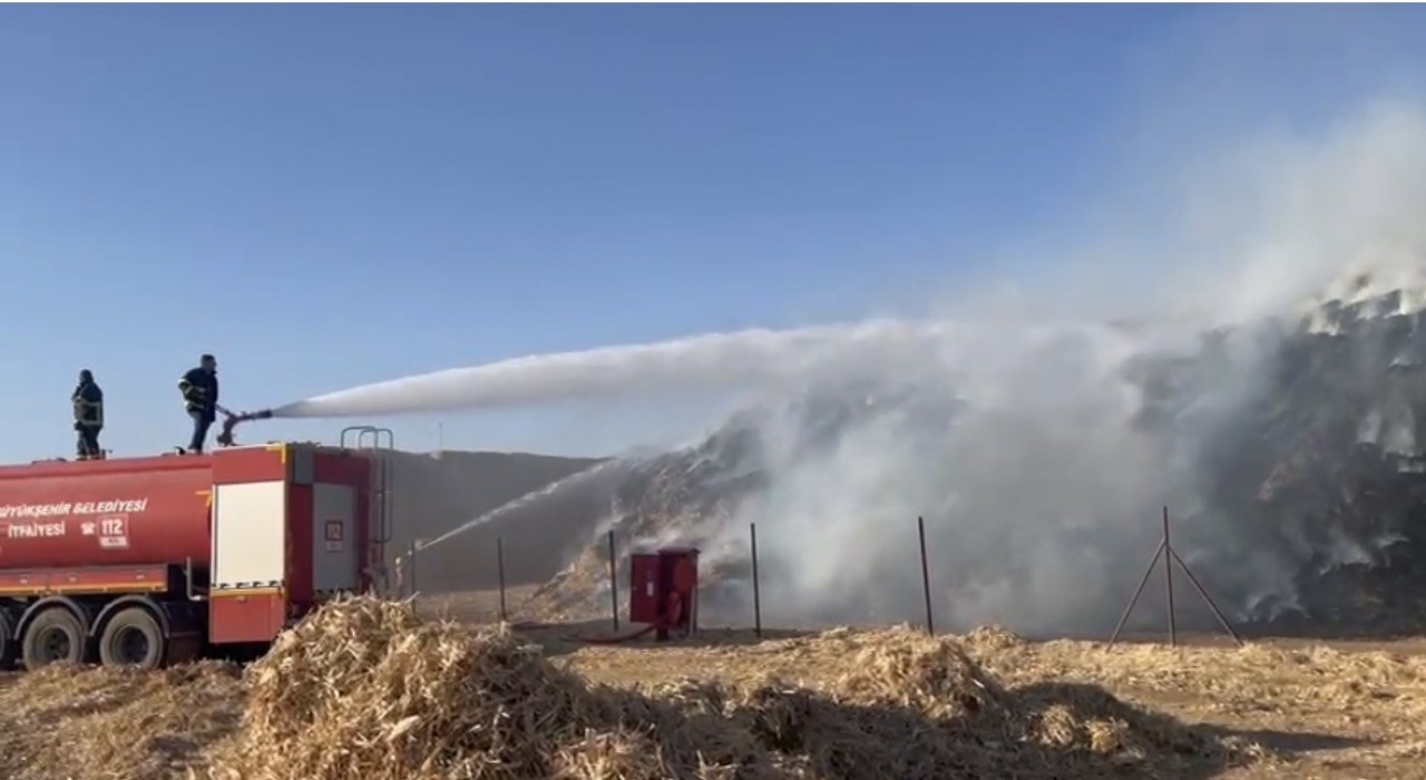 Mardinde mısır balyalarının bulunduğu tarlada çıkan yangın söndürüldü