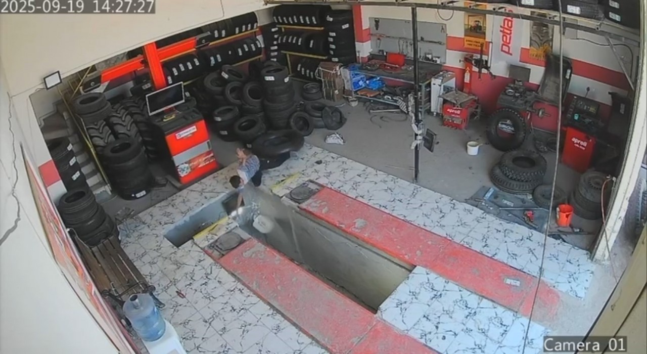 Mardinde oto lastikçide çocuğun çukura düşme anı güvenlik kamerasına yansıdı