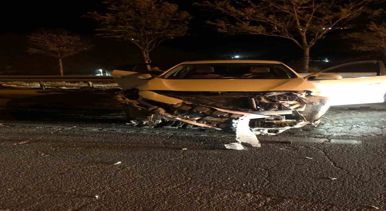 Mardinde otomobil demir bariyerlere çarptı: 1 yaralı