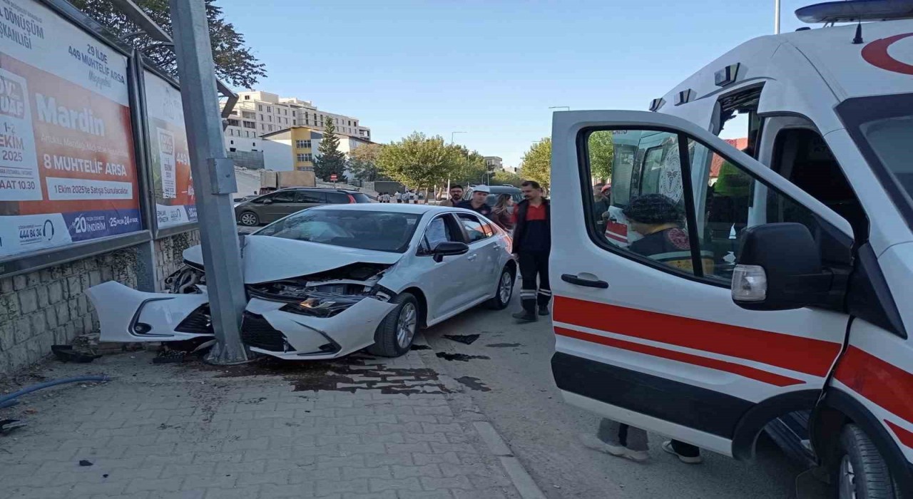 Mardinde otomobil reklam panosu direğine çarptı: 1 yaralı