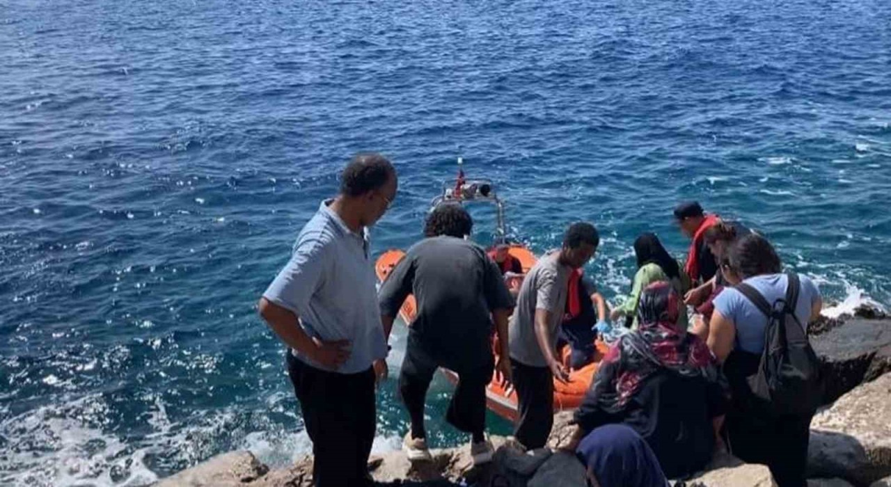 Marmaris Armella koyunda mahsur kalan 39 düzensiz göçmen kurtarıldı