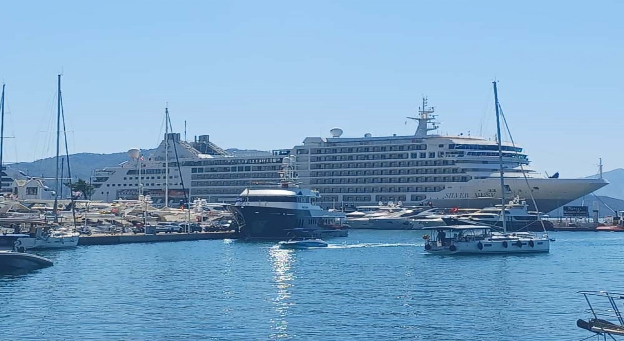 Marmaris Limanına iki kruvaziyer gemi demir attı